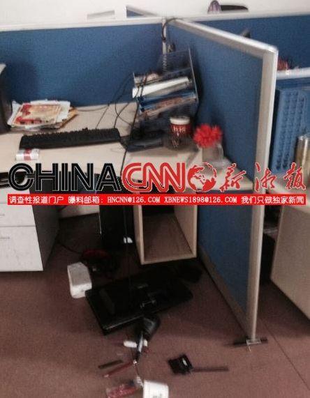 湖南一文聯(lián)主席網(wǎng)上曬詩遭差評 怒砸網(wǎng)站辦公室 湖南一文聯(lián)主席網(wǎng)上曬詩遭差評 怒砸網(wǎng)站辦公室