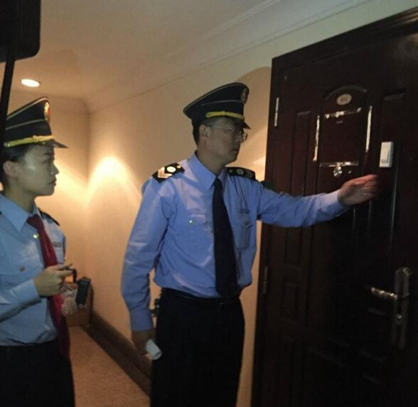 青島市衛(wèi)生監(jiān)督所的工作人員在郝愛勇診所執(zhí)法。