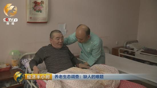 每天凌晨5點(diǎn)多，老姜就起床。幫老人挨個洗臉，口腔護(hù)理，換尿墊，擦身。