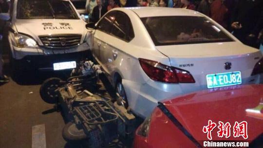 網(wǎng)友上傳的現(xiàn)場事故圖片。 網(wǎng)友拍圖 攝