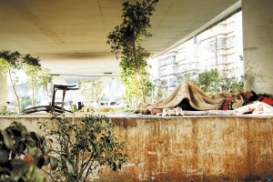 流浪者棲身城市高架橋下 生存無尊嚴(yán)隨時(shí)等死 流浪者棲身城市高架橋下 生存無尊嚴(yán)隨時(shí)等死