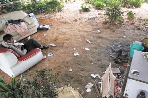 流浪者棲身城市高架橋下 生存無尊嚴(yán)隨時(shí)等死 流浪者棲身城市高架橋下 生存無尊嚴(yán)隨時(shí)等死