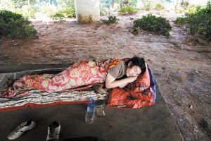 流浪者棲身城市高架橋下 生存無尊嚴(yán)隨時(shí)等死 流浪者棲身城市高架橋下 生存無尊嚴(yán)隨時(shí)等死