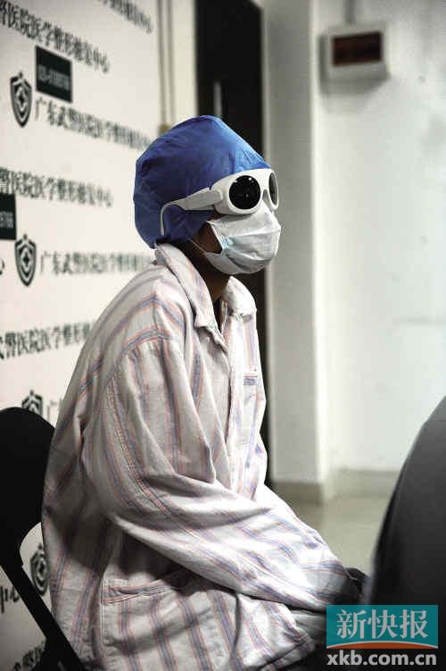 小美見媒體時把自己遮掩得嚴(yán)嚴(yán)實(shí)實(shí)　