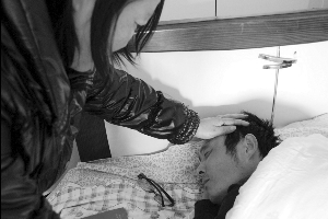 王麗萍在照料生病的丈夫 王麗萍在照料生病的丈夫