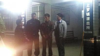 王強被抓獲歸案,右二為犯罪嫌疑人。