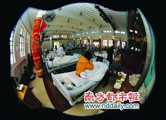 病人被轉(zhuǎn)移到該院的工會大禮堂。通訊員 符曉亮 攝