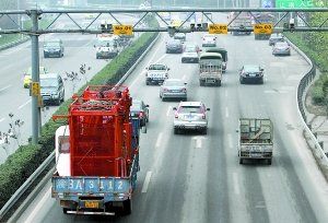 內(nèi)環(huán)高速連應(yīng)急車道也被社會(huì)車輛占用著，3月嬰兒最后病重離世