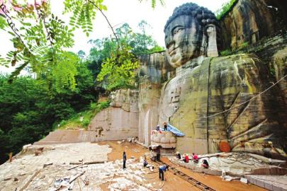 佛像雕刻現(xiàn)場。