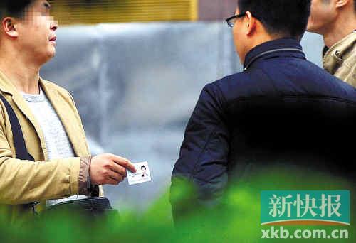 在進(jìn)行了近半個(gè)月暗訪調(diào)查中，有證販子告訴記者稱，二代身份證買(mǎi)賣(mài)已形成產(chǎn)業(yè)鏈，不僅貨源穩(wěn)定，生意也是相當(dāng)紅火?！稣褟V場(chǎng)附近，一名男子正向記者兜售二代身份證。