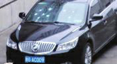 被砸別克君威前擋風玻璃傷痕明顯 被砸別克君威前擋風玻璃傷痕明顯