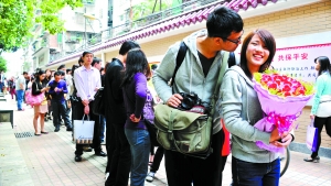 2011年11月11日，越秀區(qū)民政局，登記結(jié)婚的隊(duì)伍排了足有一百米長(zhǎng)（資料圖片）?！∮浾唿S澄鋒攝