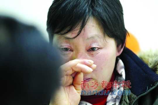 　　聽(tīng)聞判決結(jié)果，被害人母親楊書會(huì)控制不住眼淚。南都記者徐文閣攝