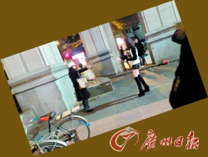 黑衣女拿著剪刀指著“保時捷女孩”。