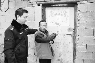 　嫌犯指認藏匿兒童的地點。