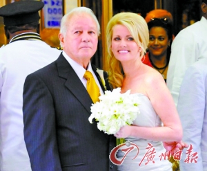 二00一年，埃德文和特里娜舉行婚禮。