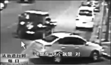 事發(fā)現(xiàn)場(chǎng)監(jiān)控錄像顯示，白圈內(nèi)的被害人老丁，正在牧馬人越野車旁收費(fèi)。 圖片來自電視截圖