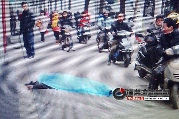 2月4日早上8時30分許，長沙人民中路255號一棟住宅樓露天樓梯6樓頂部，一名三十多歲的中年男子跳下