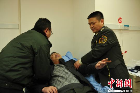 被“黑車”頂跑近5公里的執(zhí)法隊員周應鑄被送至醫(yī)院急救?！￠Z成全　攝