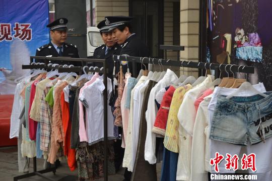 警方展示的部分被盜服裝?！∷瘟⒊z