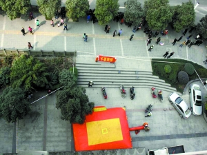 消防拉橫幅"不要跳樓" 消防拉橫幅"不要跳樓"