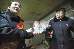 　車站人員在講述當時情況，一桶5斤的白酒已被喝掉大半記者周杰攝