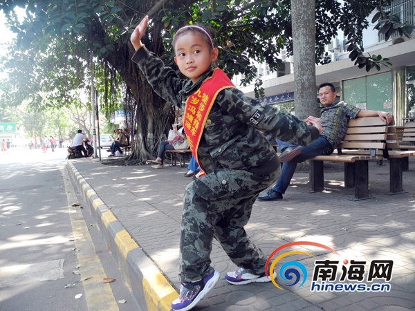 馮靖涵擺出武術(shù)POSE(南海網(wǎng)記者陳望攝) 馮靖涵擺出武術(shù)POSE(南海網(wǎng)記者陳望攝)