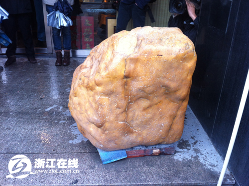 女子倒車(chē)時(shí)撞壞一塊“石頭”被要求賠償50萬(wàn)元 女子倒車(chē)時(shí)撞壞一塊“石頭”被要求賠償50萬(wàn)元