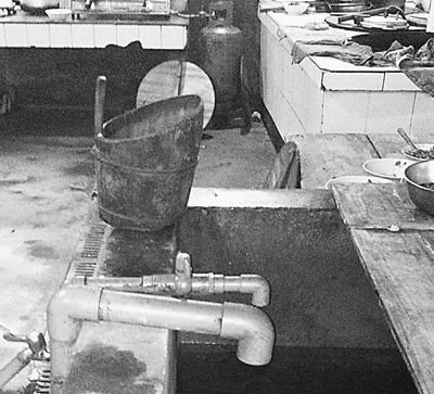 在鎮(zhèn)機關(guān)食堂，洗菜煮飯都用自來水。