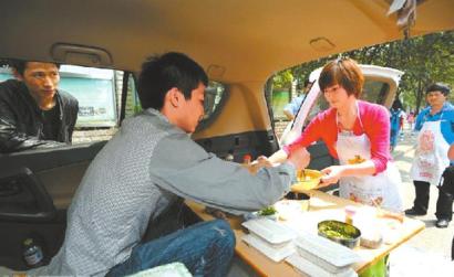 四川宜賓:大學生情侶開越野賣涼面引熱議 四川宜賓:大學生情侶開越野賣涼面引熱議