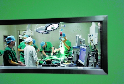 昨晚，醫(yī)生為小進進做截肢手術。