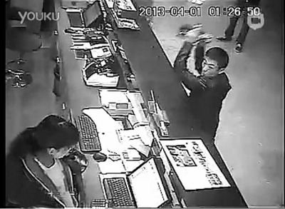 另一同行男子，操起柜臺上的擺件，用力砸向女服務員面部。