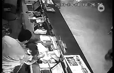 第三名白衣男子沖進柜臺內對女服務員一頓拳打腳踢。