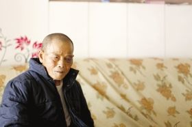 4月15日，劉爹爹的一只眼睛上有明顯的淤青。