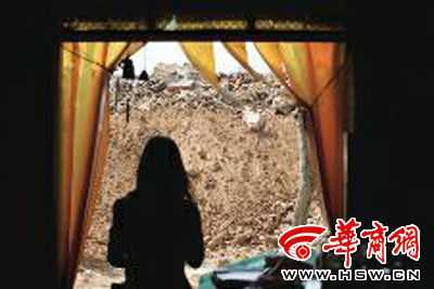 學(xué)校旁的小賣部老板李女士看著店門口的建筑垃圾很頭疼 本報(bào)記者董國梁攝