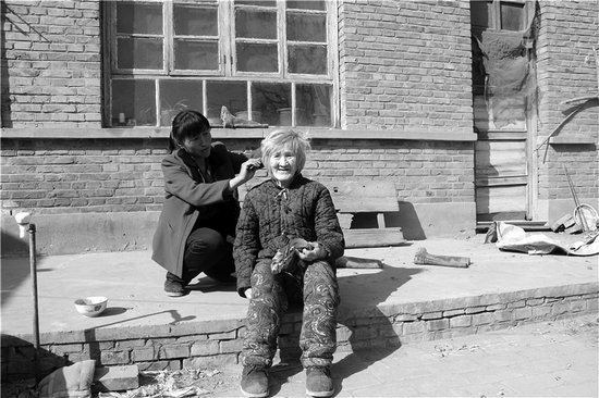 農(nóng)婦帶瘋婆婆改嫁盡孝道 稱老太高興比什么都強(qiáng) 農(nóng)婦帶瘋婆婆改嫁盡孝道 稱老太高興比什么都強(qiáng)