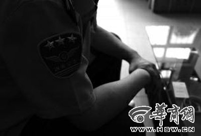 公交司機(jī)幫民警抓小偷 圍觀乘客喊耽誤時(shí)間(圖)