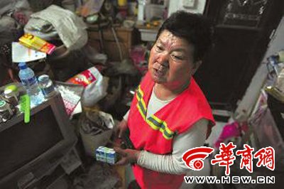 保潔員下跪磕頭阻止散發(fā)小廣告 對(duì)方無(wú)動(dòng)于衷 保潔員下跪磕頭阻止散發(fā)小廣告 對(duì)方無(wú)動(dòng)于衷