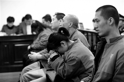 昨日，因涉嫌誘騙男網(wǎng)友進(jìn)行高額消費(fèi)，海淀區(qū)一咖啡廳負(fù)責(zé)人及“吧女”等14人受審。新京報(bào)記者 王貴彬 攝