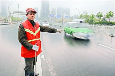 　肖慶旭師傅在事發(fā)地點(diǎn)講述經(jīng)過。記者李銳 攝