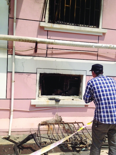 窗戶被燒得面目全非。