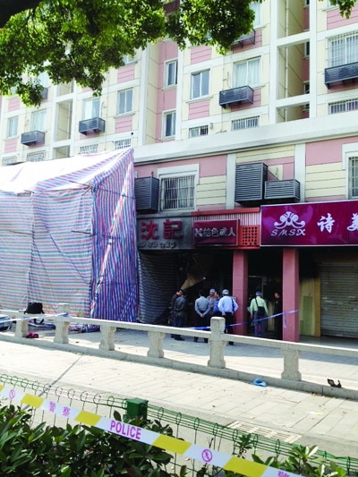 警方勘查事故現(xiàn)場。