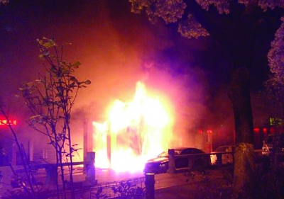 現(xiàn)場火勢很大。網(wǎng)友供圖（請聯(lián)系本報(bào)領(lǐng)取稿酬）