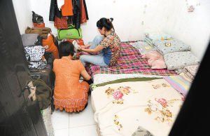 在米家崖一民房?jī)?nèi)，母親蹲在地上幫身陷傳銷的女兒穿鞋，但遭到女兒拒絕