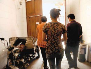 在眾人的勸說下，娟娟跟著爸媽走出了傳銷窩點(diǎn)