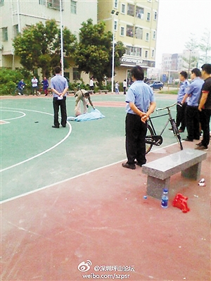 事發(fā)后，警方趕往現(xiàn)場(chǎng)進(jìn)行處理。圖片來源于微博