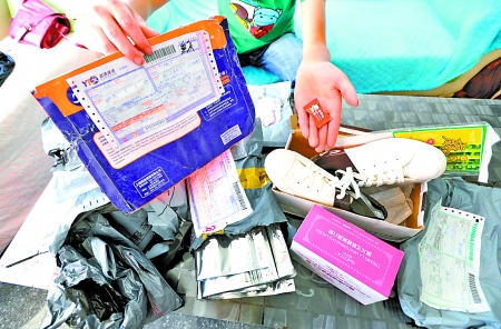 昨日,沙坪壩區(qū)遠(yuǎn)祖橋,彭小姐這幾天收到的一堆包裹。記者吳珊攝