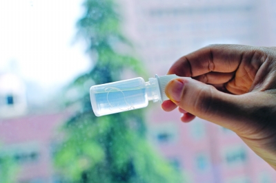 女童眼里取出的線蟲。吳葉青 攝