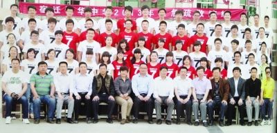 大家來找找，兩幅圖中有13人完全一致，你能找出來嗎？