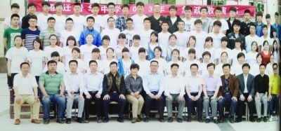 個(gè)不同班級(jí)的畢業(yè)照，前排除了最左邊一位老師外，完全一致。